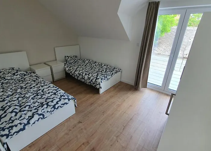 Lakeside Pool House Vakantiehuis *