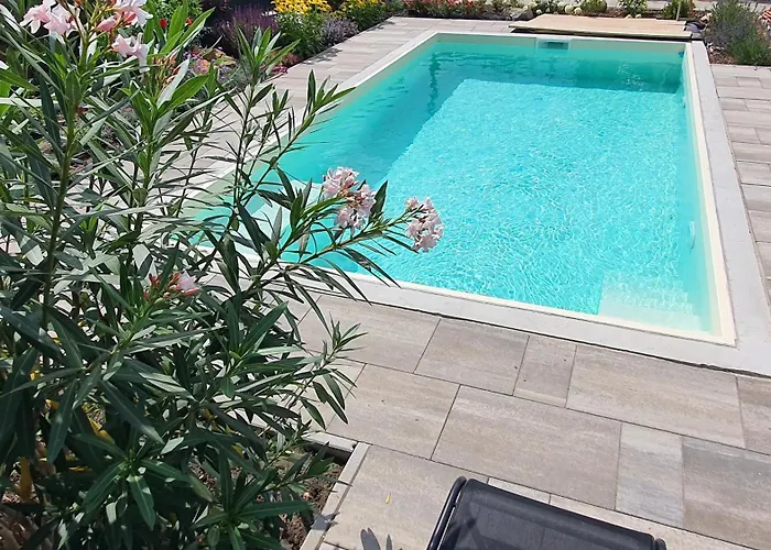 Lakeside Pool House Ferienhaus